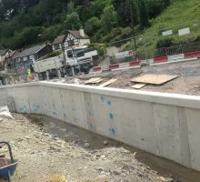 Curved concrete wall